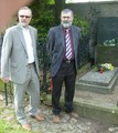 Starosta Andrysík a ředitel Janák - položení kytice na hrob 1. ředitele školy.
