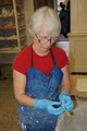 Helen Stokes připravuje sklolaminát