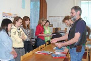Ředitel školy František Janák předává diplomy studentkám 1. ročníku.